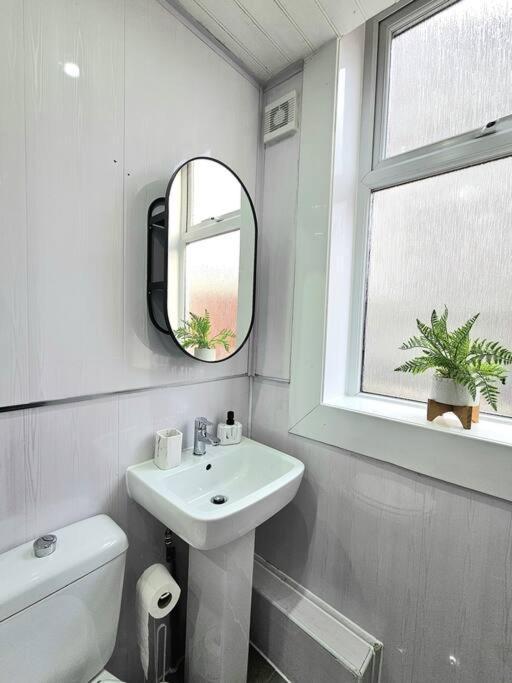 Spacious Haven With Free Parking 글라스고 외부 사진