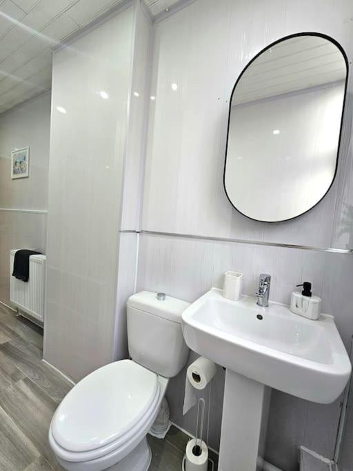 Spacious Haven With Free Parking 글라스고 외부 사진