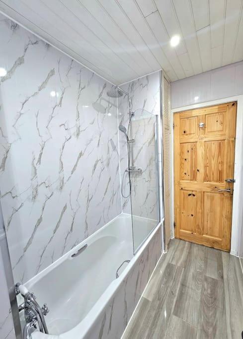 Spacious Haven With Free Parking 글라스고 외부 사진