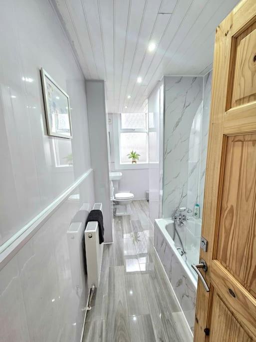 Spacious Haven With Free Parking 글라스고 외부 사진
