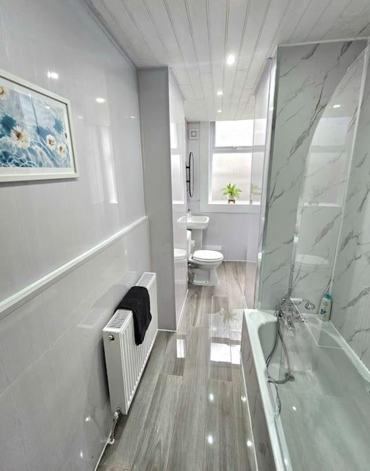Spacious Haven With Free Parking 글라스고 외부 사진