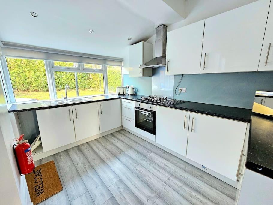 Spacious Haven With Free Parking 글라스고 외부 사진
