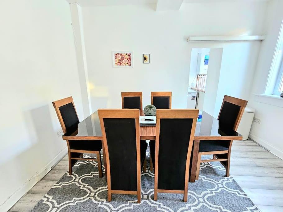 Spacious Haven With Free Parking 글라스고 외부 사진