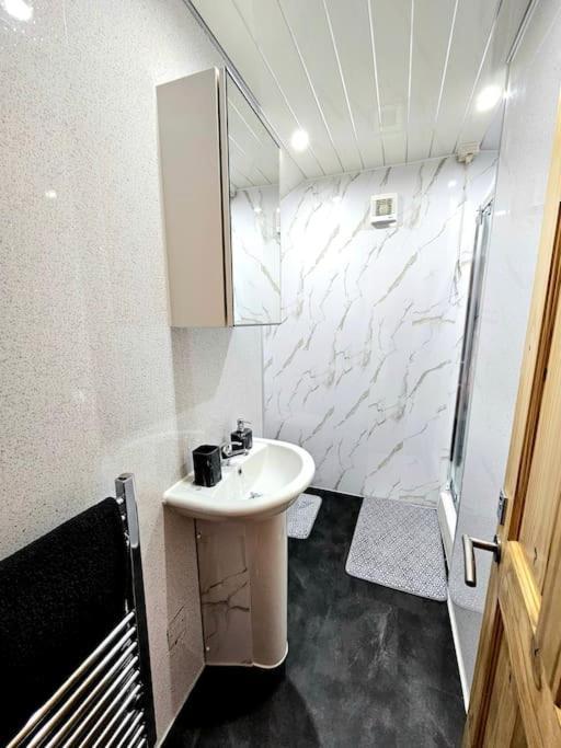 Spacious Haven With Free Parking 글라스고 외부 사진