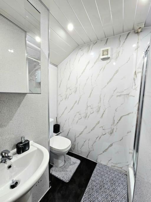 Spacious Haven With Free Parking 글라스고 외부 사진